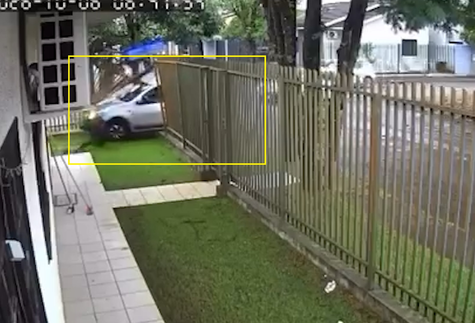 Veja momento em que Sandero invade grade de residência após acidente