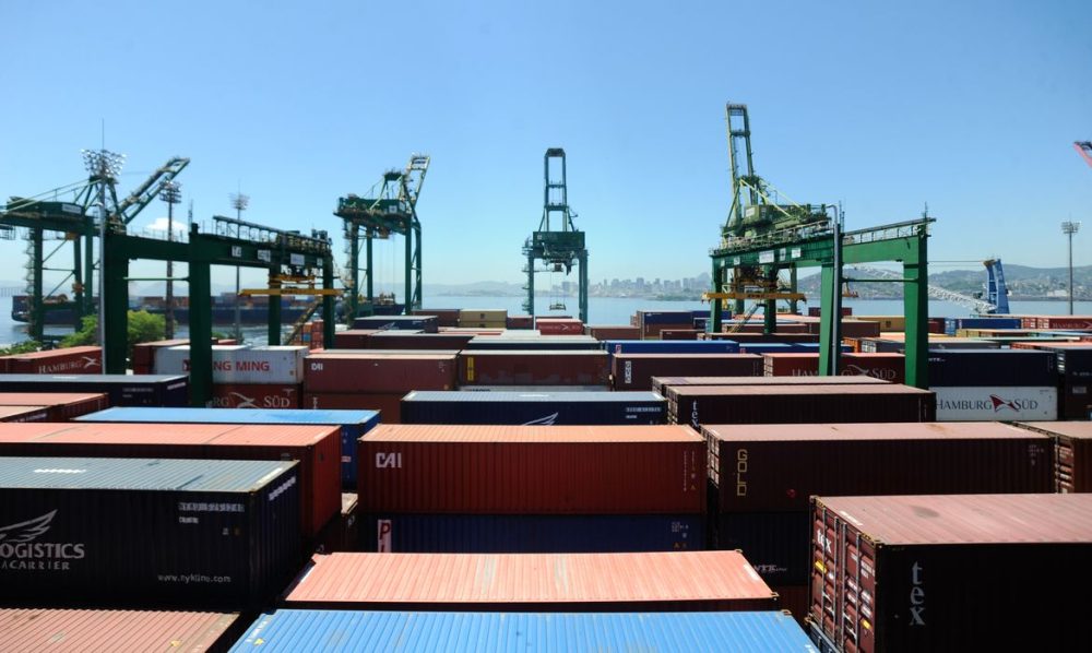 Imagem referente a Balança comercial tem superávit de US$ 7,74 bilhões em setembro