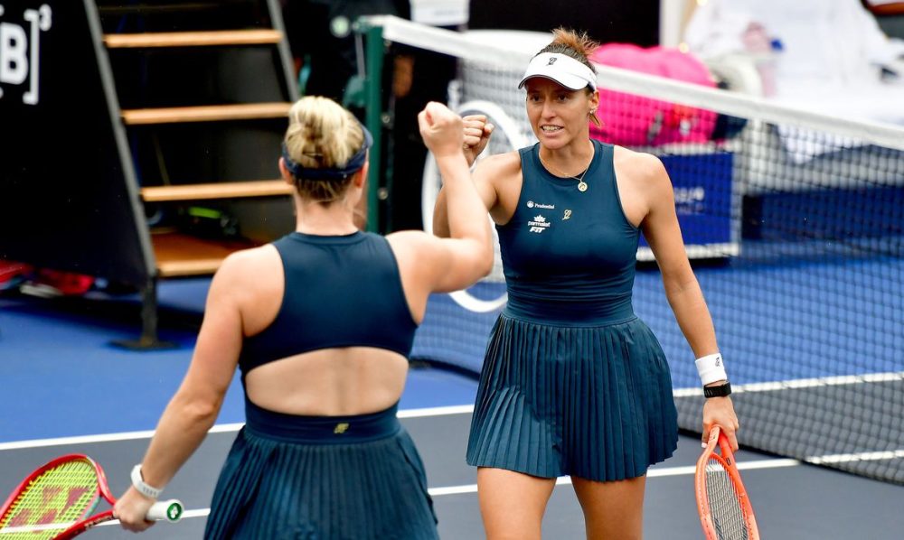 Imagem referente a Dupla de Luisa Stefani avança às quartas do WTA 1000 de Pequim