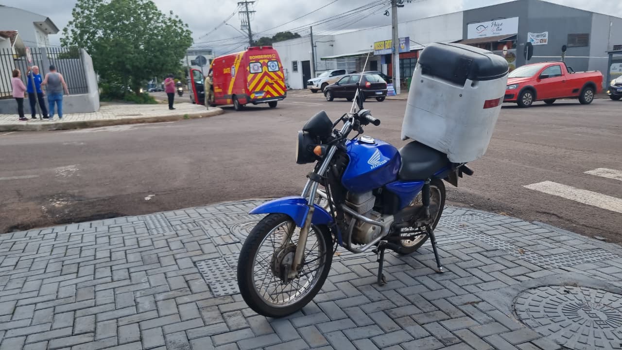 Motociclista fica ferido após acidente entre carro e moto no Parque São Paulo, em Cascavel