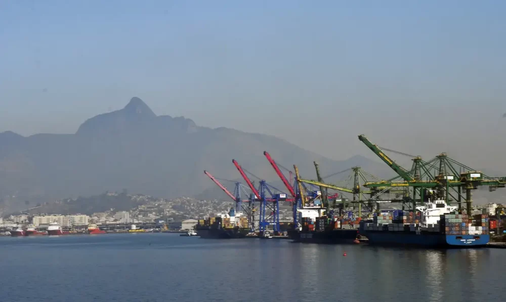 Imagem referente a Previsão de superávit comercial de 2026 cai para US$ 84,4 bilhões