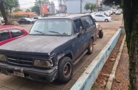 Motorista perde o freio de D-20 e joga caminhonete na calçada para evitar colisão em Cascavel