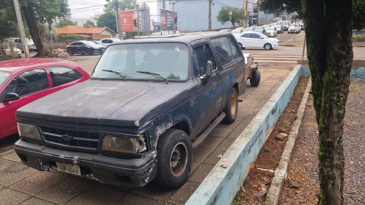 Motorista perde o freio de D-20 e joga caminhonete na calçada para evitar colisão em Cascavel