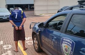 Homem com facão é flagrado agredindo mulher na rua e tenta fugir de bicicleta em Cascavel