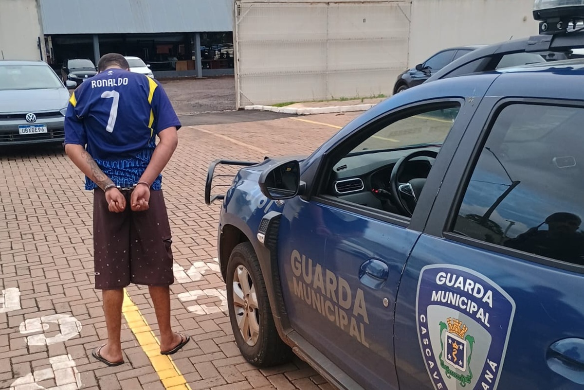 Homem com facão é flagrado agredindo mulher na rua e tenta fugir de bicicleta em Cascavel