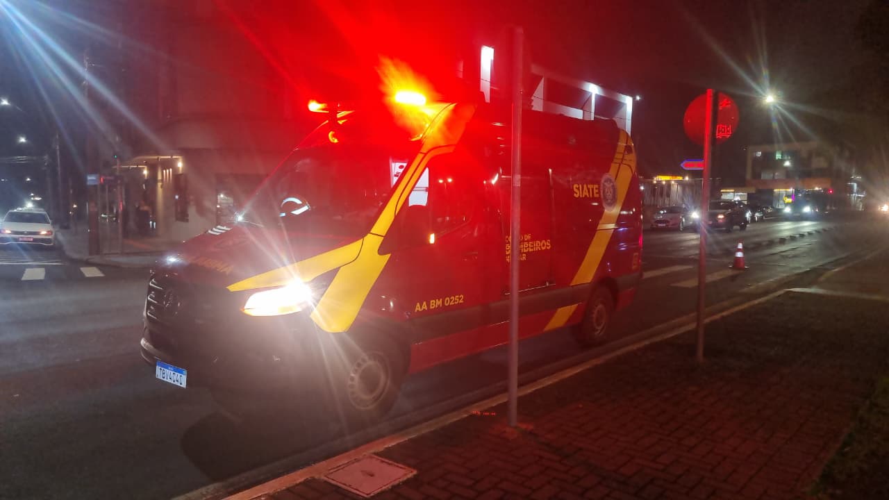 “Mais uma que caiu da motinha”: Acidente deixa condutora ferida na Brasil após queda de moto elétrica
