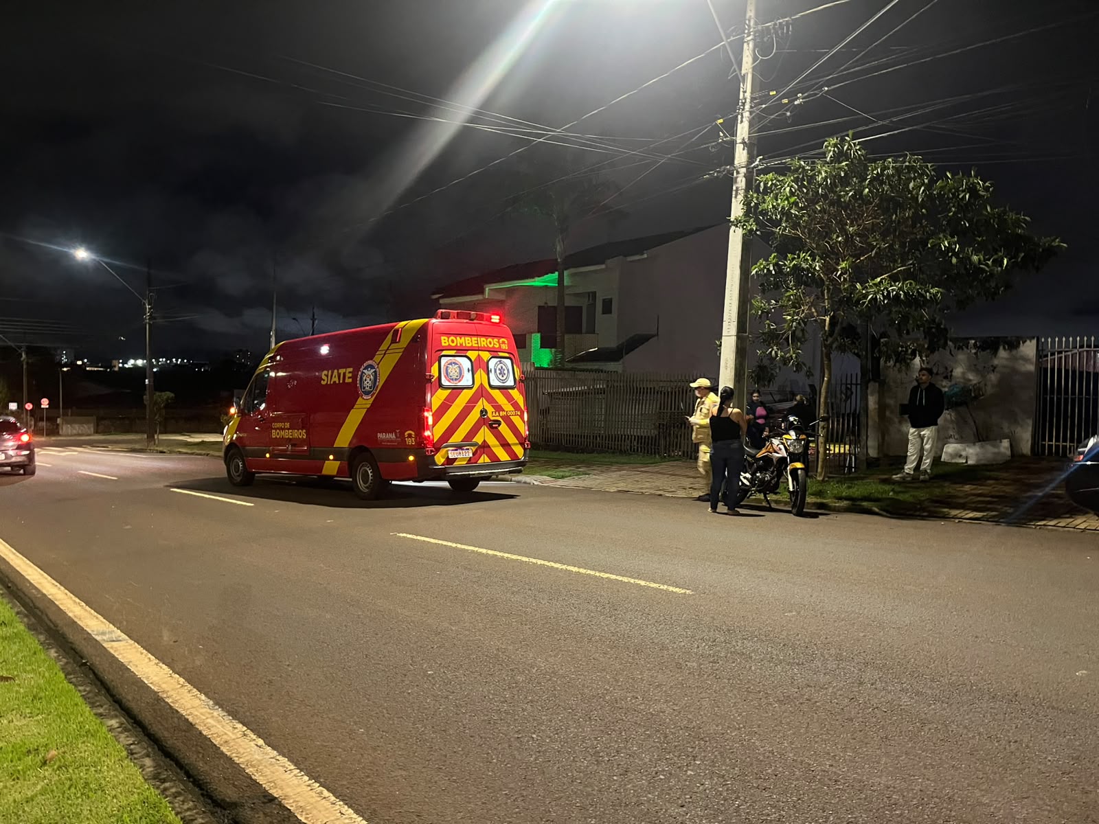 Jovem cai de moto após atropelar cachorro na Avenida Olindo Periolo em Cascavel