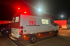 Mulher é socorrida pelo Samu após ser arremessada no chão pelo companheiro, em Cascavel