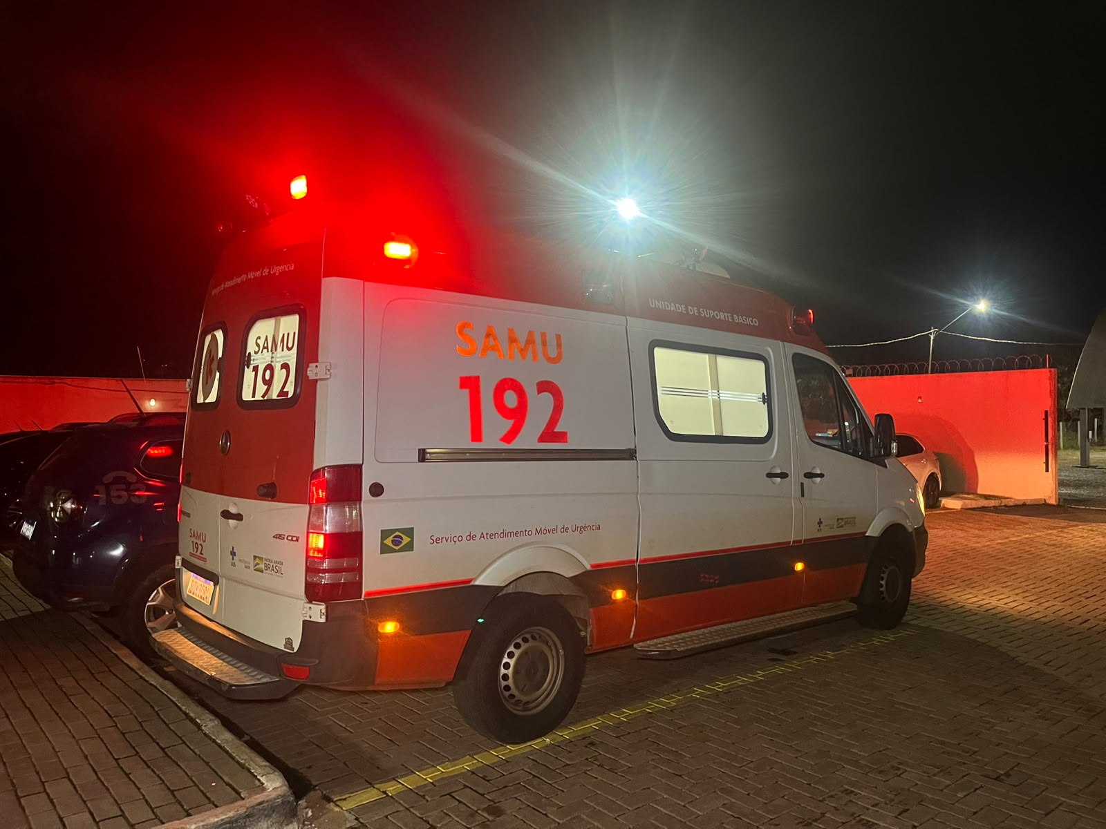 Mulher é socorrida pelo Samu após ser arremessada no chão pelo companheiro, em Cascavel