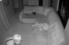 Imagem flagra homem invadindo casa e danificando câmera para realizar furto de TV e celular