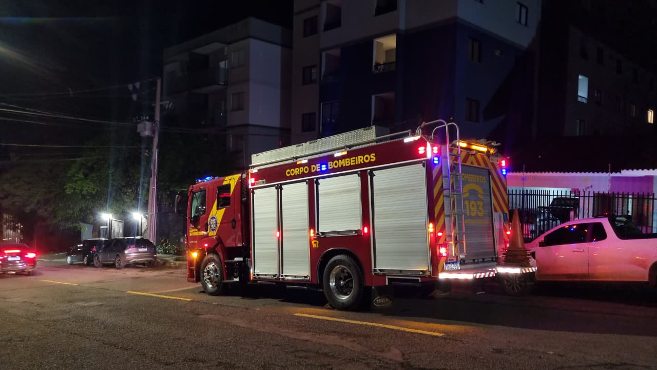 Seis meninos ficam presos em elevador de prédio no Centro de Cascavel