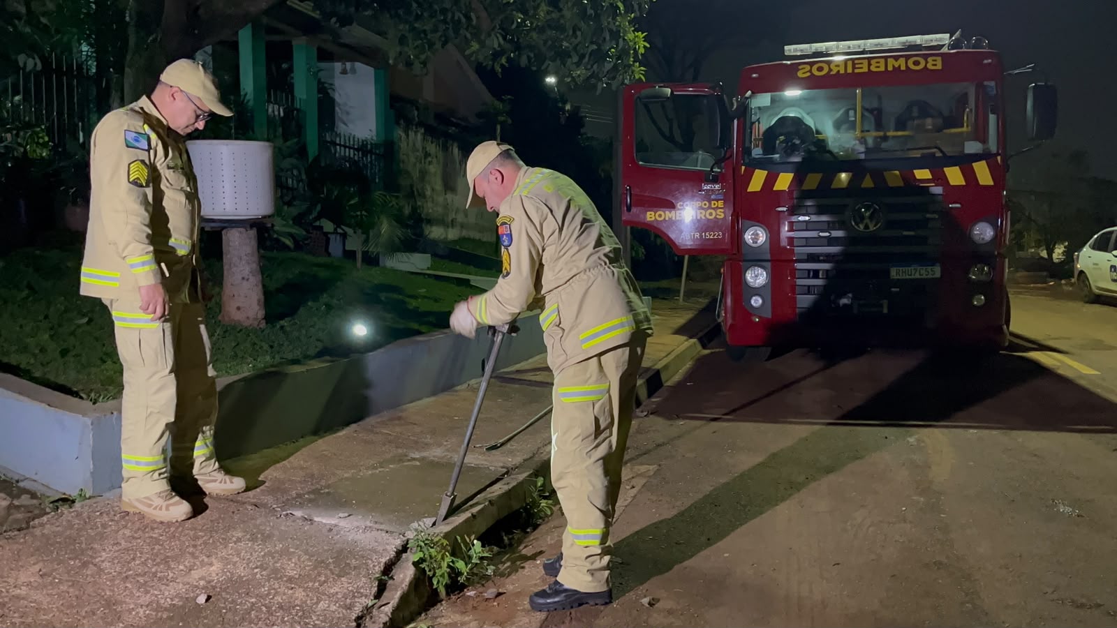 Filhote de cachorro cai no bueiro e mobiliza Bombeiros no Bairro Universitário, em Cascavel
