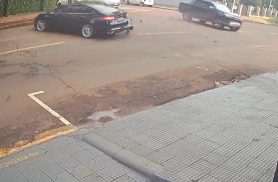 Câmeras flagram caminhonete furando preferencial e provocando acidente com quatro veículos em Cascavel