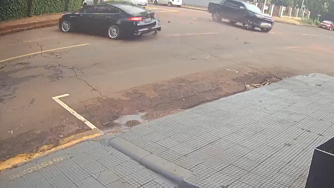 Câmeras flagram caminhonete furando preferencial e provocando acidente com quatro veículos em Cascavel