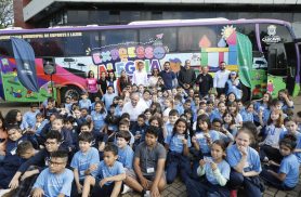 Ônibus do Expresso da Alegria transforma frente da Prefeitura em parque de diversões para as crianças
