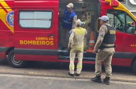 Morador de rua deitado no portão de garagem é atropelado no Centro de Cascavel