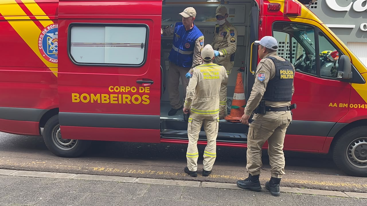 Morador de rua deitado no portão de garagem é atropelado no Centro de Cascavel