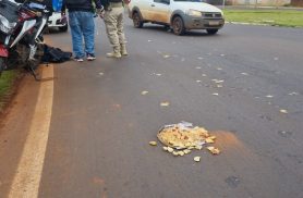 Salgadinhos ficam espalhados na PR-180 após acidente em Cascavel