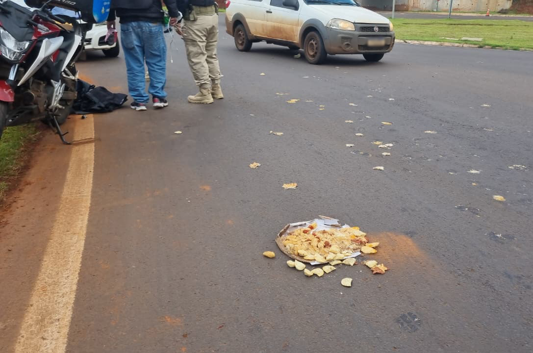 Salgadinhos ficam espalhados na PR-180 após acidente em Cascavel