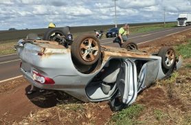 Carro com duas mulheres capota na PR-182, próximo ao Biopark, em Toledo