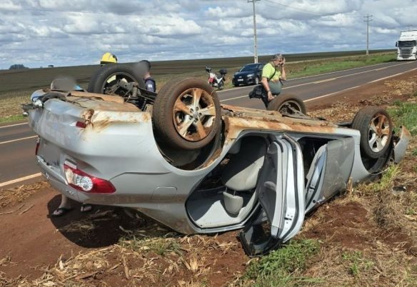 Carro com duas mulheres capota na PR-182, próximo ao Biopark, em Toledo