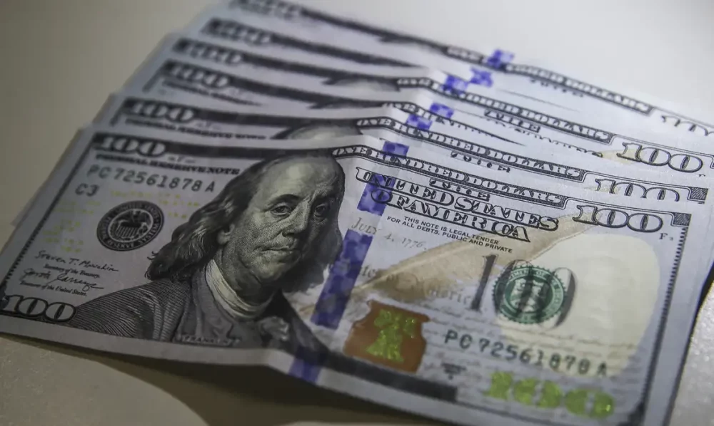Imagem referente a Dólar volta a R$ 5 com ambiente externo e ajuste pós-eleitoral
