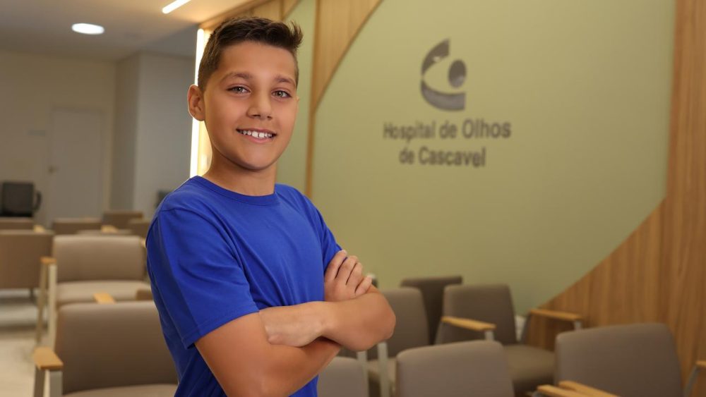 Imagem referente a Benjamin, de 10 anos, troca os óculos por lentes usadas durante o sono