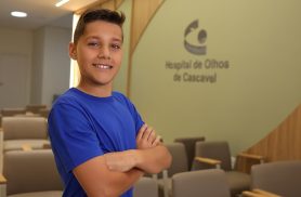 Benjamin, de 10 anos, troca os óculos por lentes usadas durante o sono