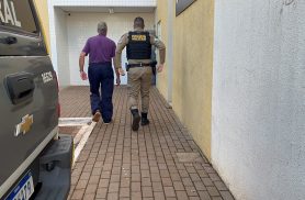 Caminhonete furtada é escondida em barracão e idoso acaba levado para prestar esclarecimentos