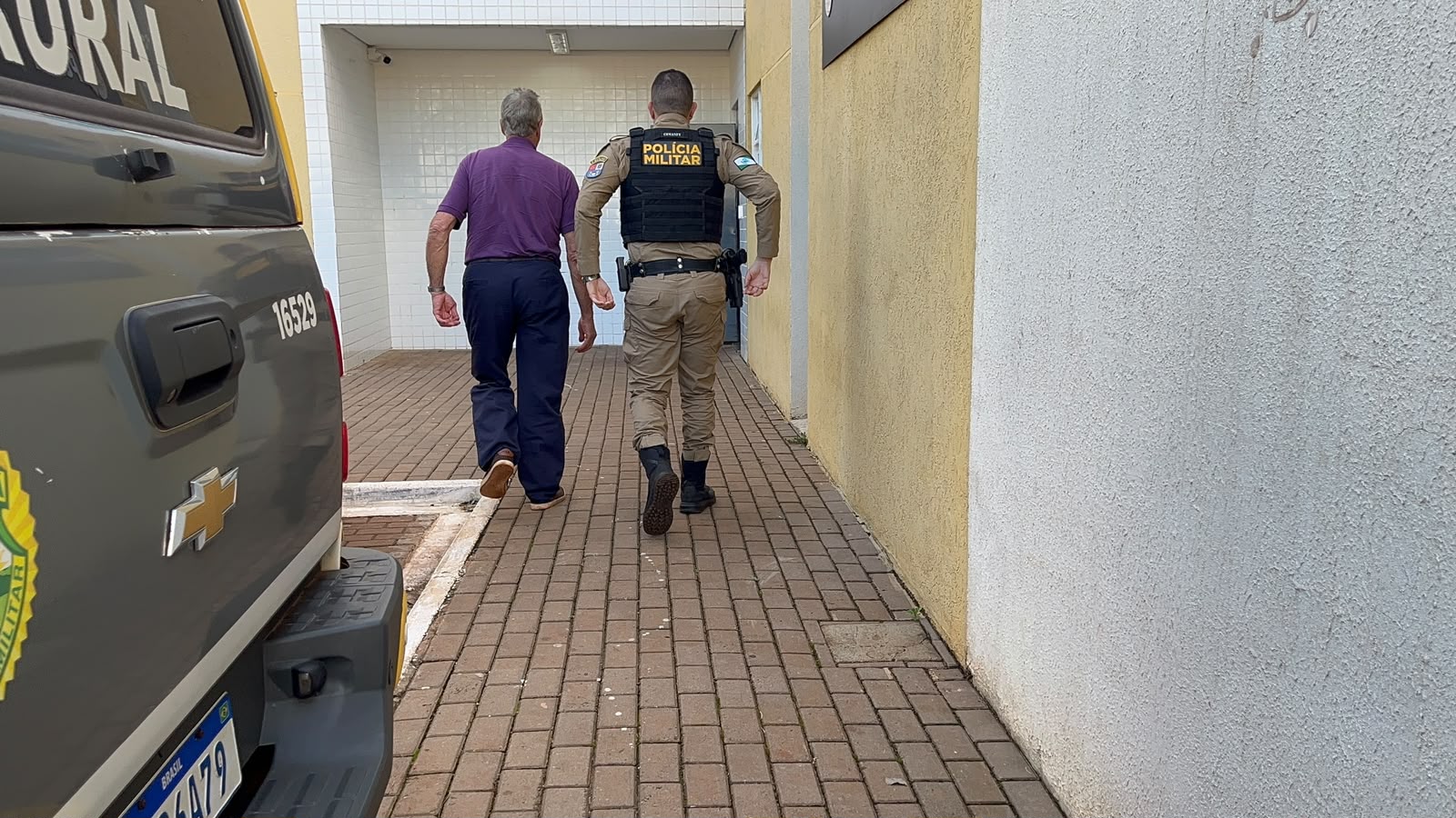 Caminhonete furtada é escondida em barracão e idoso acaba levado para prestar esclarecimentos