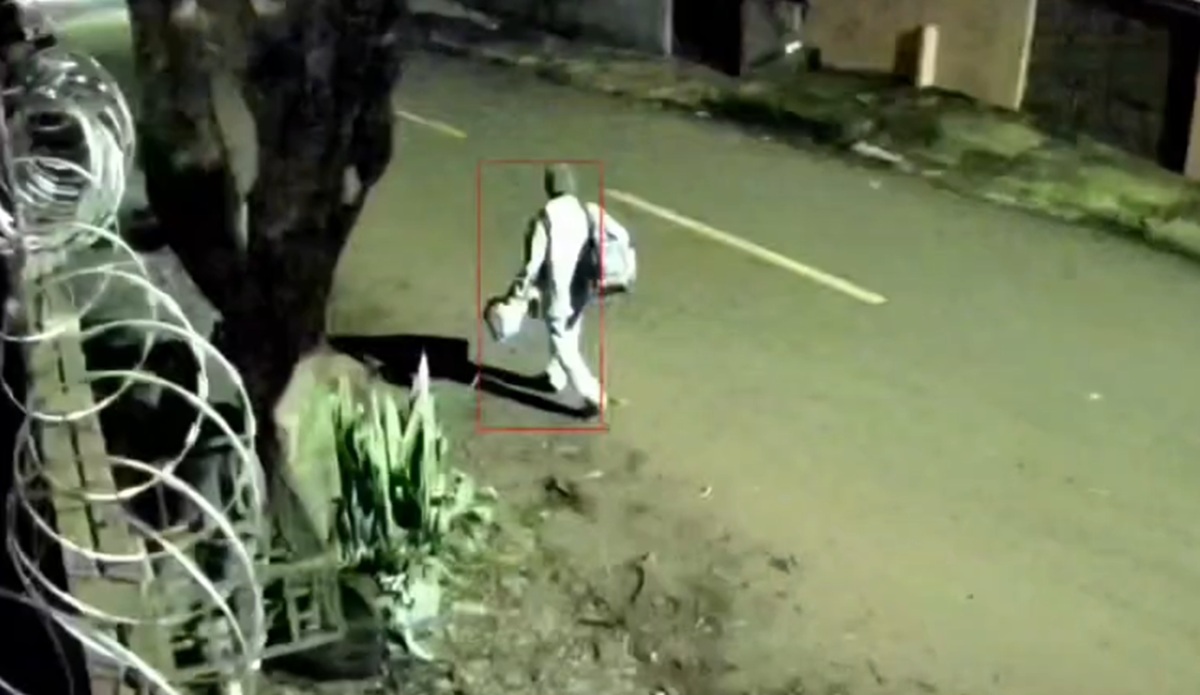 VÍDEO: Dupla defeca e volta para jogar lixo sobre as fezes em frente à casa no bairro Brasília em Cascavel
