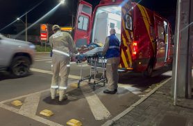 Acidente no Bairro Universitário em Cascavel deixa jovem ferido na Rua Emílio Bautitz