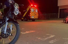 Descuido de quem? Motociclista atinge porta de carro momento em que motorista abre na Rua Paraná