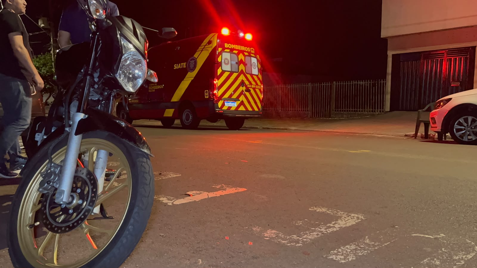Descuido de quem? Motociclista atinge porta de carro momento em que motorista abre na Rua Paraná