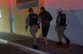 PM detém homem de 39 anos após invadir canteiro com o carro, na Rio da Paz, em Cascavel