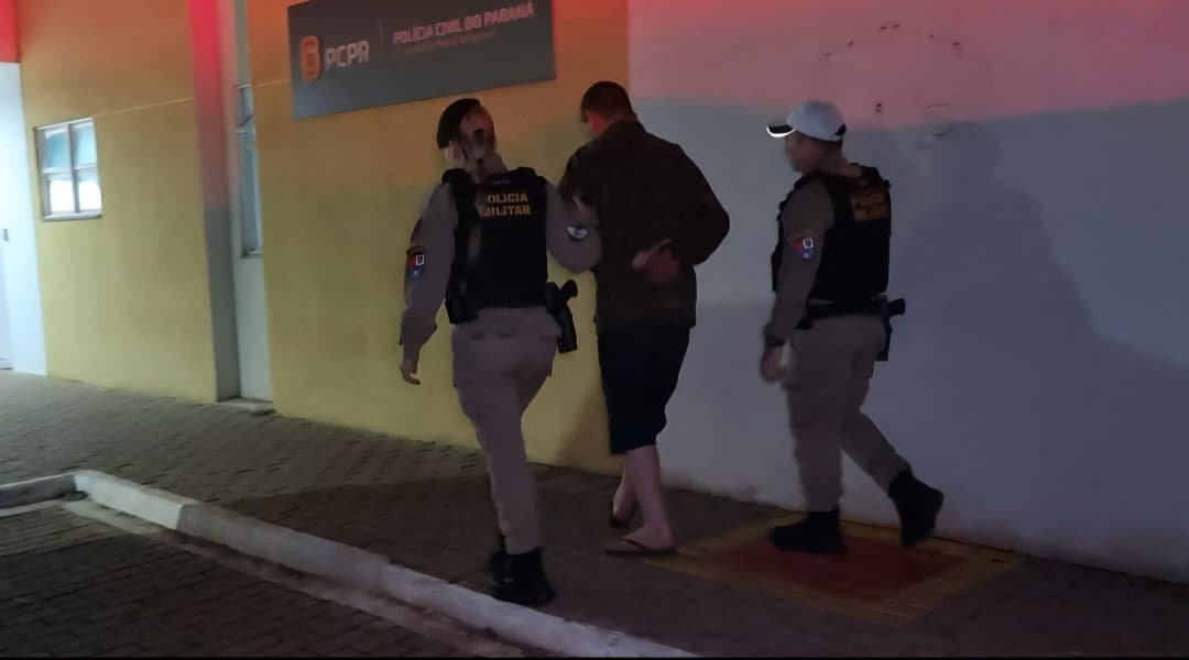 PM detém homem de 39 anos após invadir canteiro com o carro, na Rio da Paz, em Cascavel