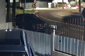 Motorista perde controle de Uno e quase atropela pedestres na Rua Rio da Paz
