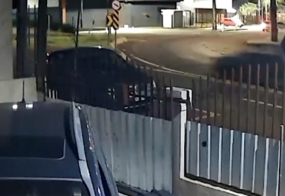 Motorista perde controle de Uno e quase atropela pedestres na Rua Rio da Paz