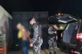 Polícia recupera carro furtado em Cascavel e encaminha dois à delegacia