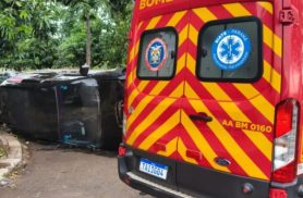 Van do Paraguai invade preferencial, bate em carro elétrico e tomba; motorista de 17 anos foge do local