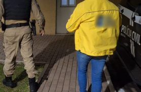 Mulher com medida protetiva contra si é levada à delegacia após ir à casa do filho em Cascavel