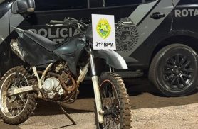 PM prende homem que fugiu pela ciclovia com moto sem placa em Assis Chateaubriand