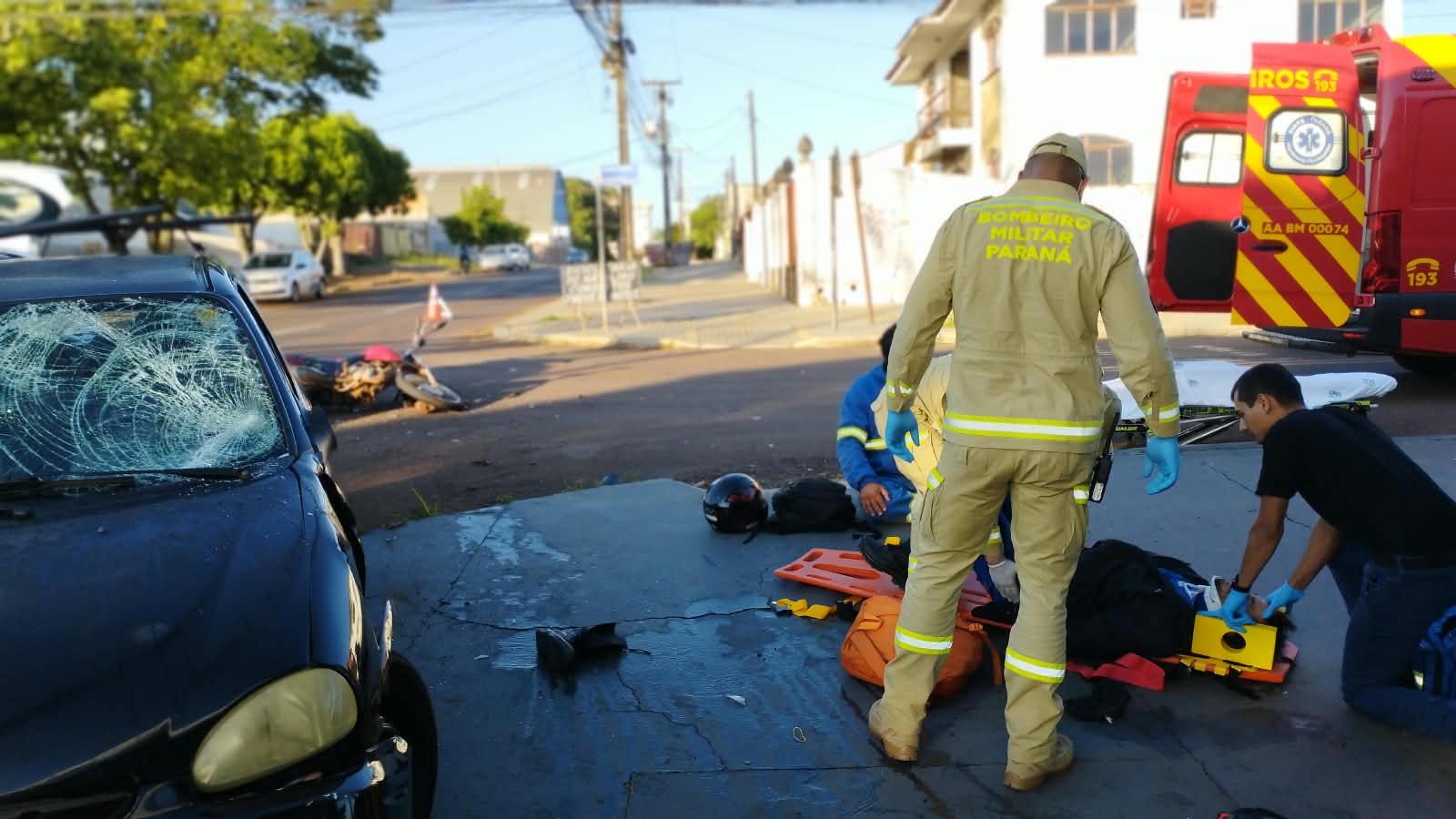 Motociclistas ficam feridos após forte colisão na Rua Minas Gerais