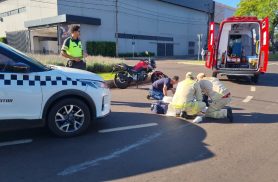 Motociclista fica ferida após colisão na Avenida Assunção, em Cascavel Motociclista fica ferida após colisão na Avenida Assunção, em Cascavel