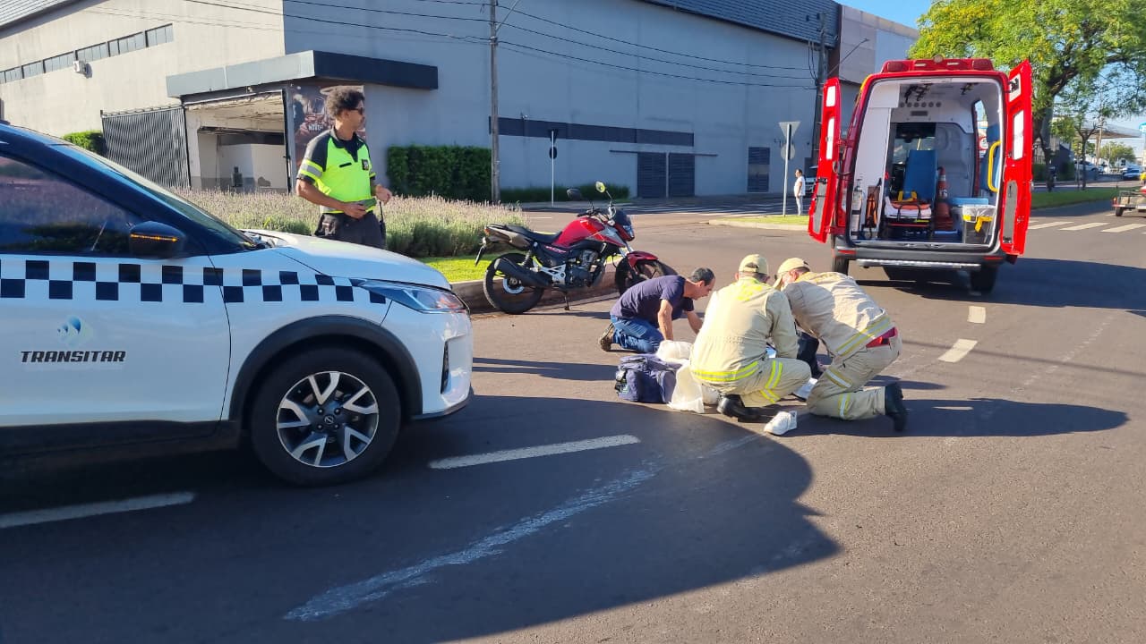 Motociclista fica ferida após colisão na Avenida Assunção, em Cascavel