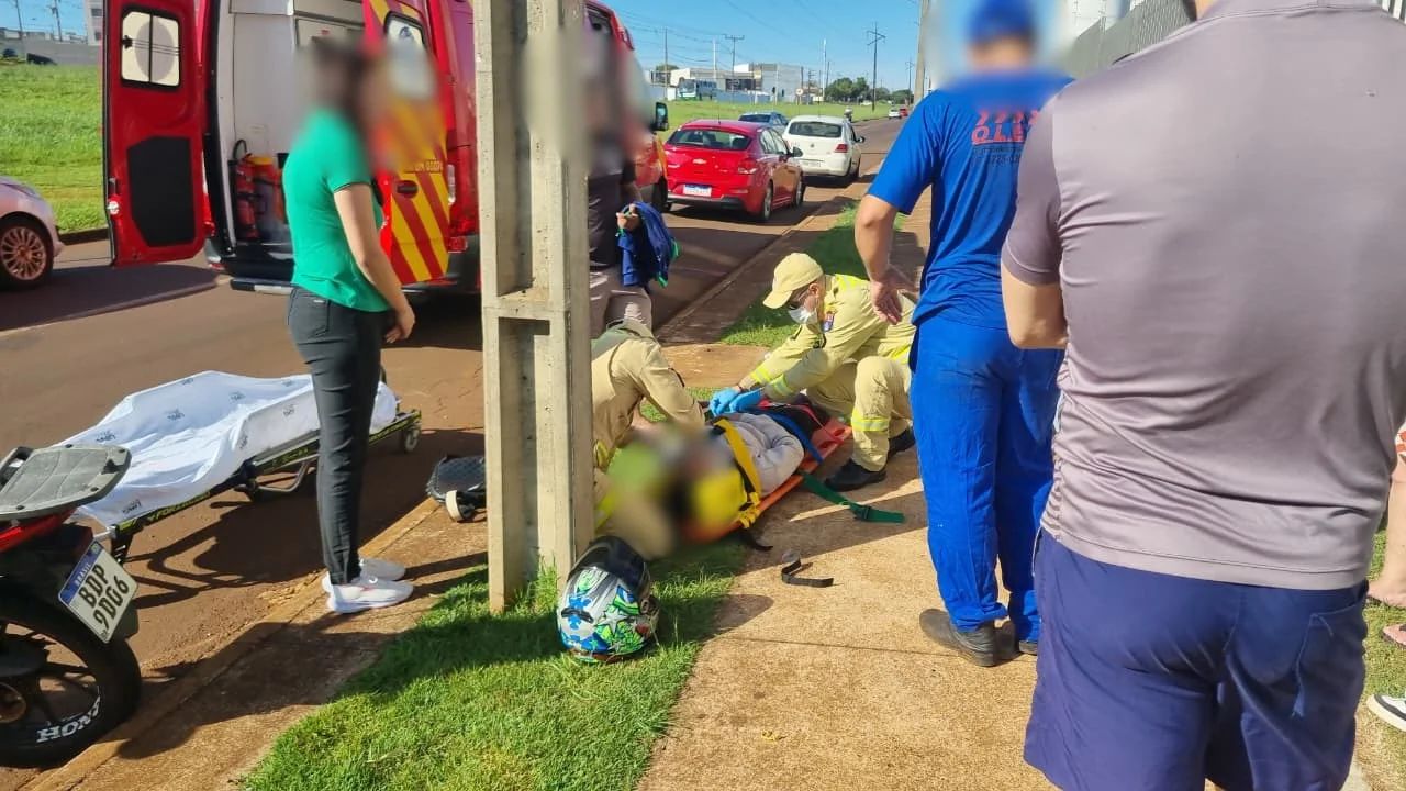 Cruze e moto se envolvem em colisão na Avenida das Torres e mulher fica ferida