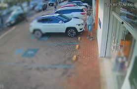Vídeos mostram ladrão de Hilux em ação em Cascavel Vídeos mostram ladrão de Hilux em ação em Cascavel