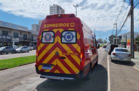Mulher fica ferida em colisão entre carro e patinete na Avenida Brasil