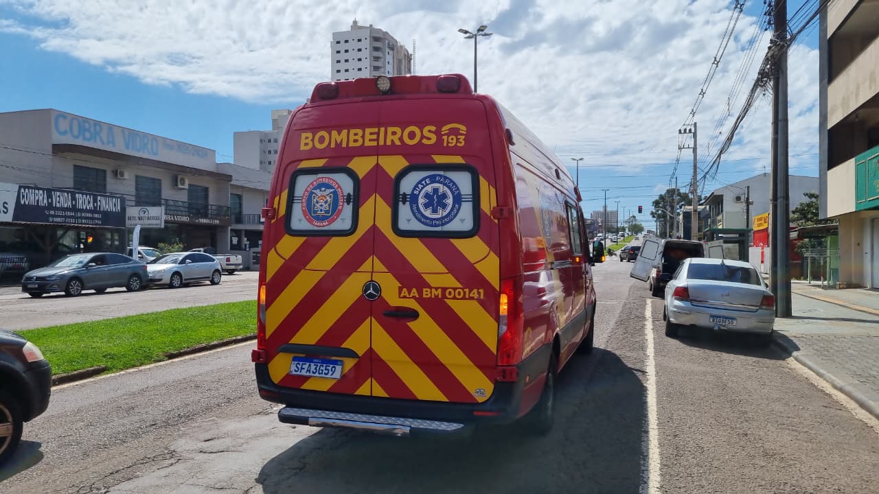 Mulher fica ferida em colisão entre carro e patinete na Avenida Brasil