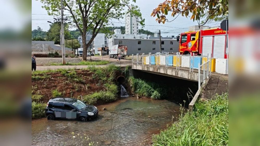Imagem referente a Colisão entre carros faz veículo de aplicativo cair no Rio Lonqueador em Vila Nova